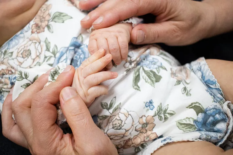 Fysioterapeutti ohjaamassa vauvaa vauvaterapiassa, Joensuu